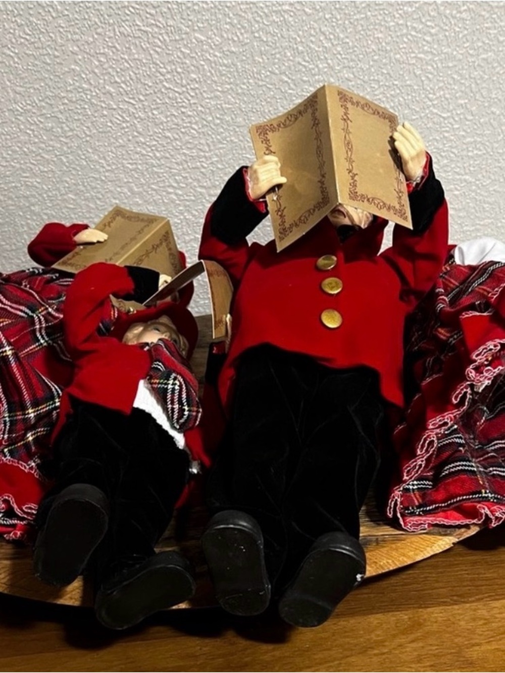 NWT Santa’s Workshop Christmas carolers - Picture 8 of 16
